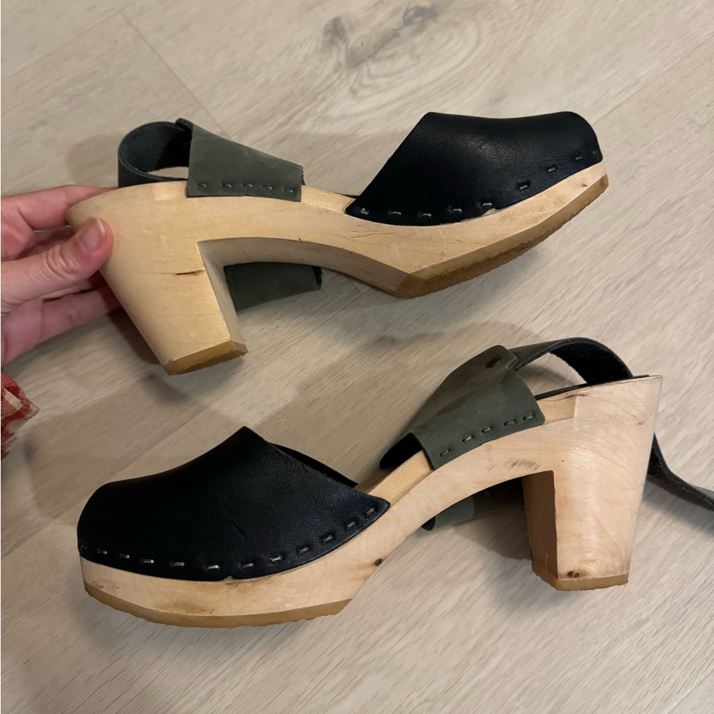 Bryr clogs - amazing condition - size 6